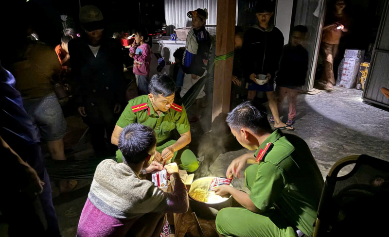Công an xã vùng cao đưa gần 200 người dân về trụ sở, nấu mì tôm phục vụ giữa cao điểm mưa lũ -0
