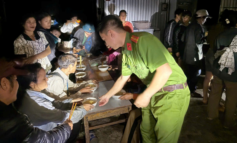 Công an xã vùng cao đưa gần 200 người dân về trụ sở, nấu mì tôm phục vụ giữa cao điểm mưa lũ -0