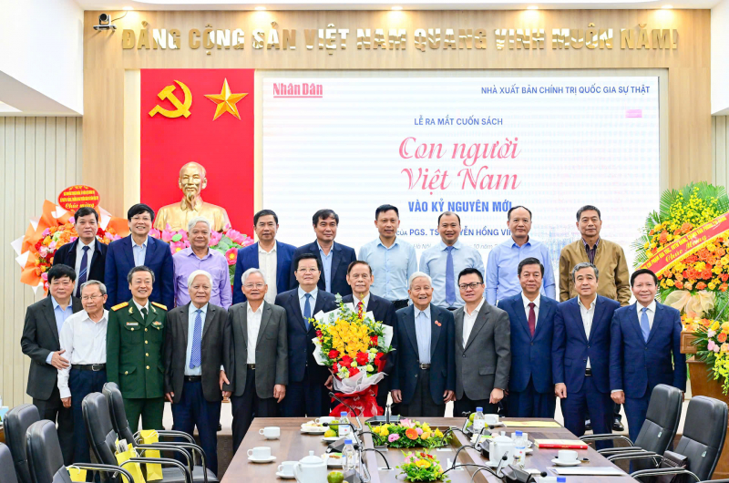 Ra mắt cuốn sách “Con người Việt Nam vào kỷ nguyên mới” của PGS.TS Nguyễn Hồng Vinh -0