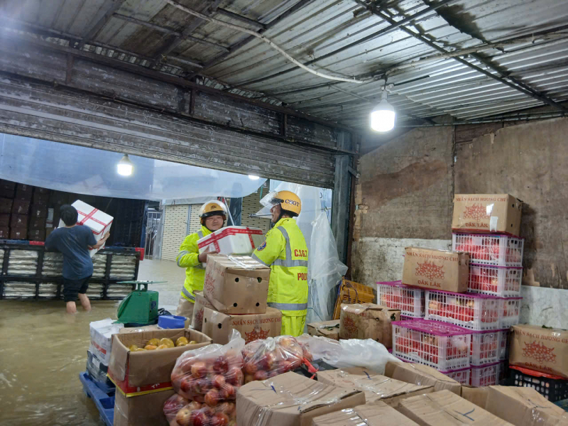 Công an xứ Huế ngâm mình trong lũ hỗ trợ di dời người dân  -0