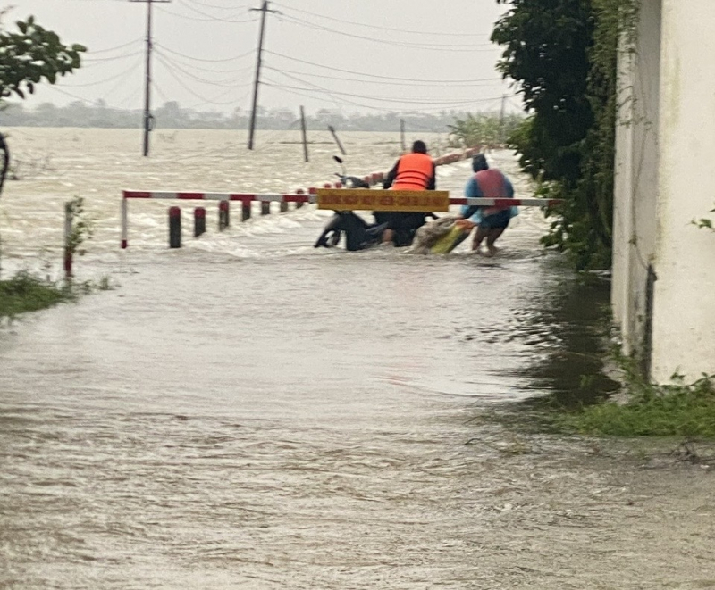 Công an xã “rốn” lũ của TP Huế kịp thời đưa người ốm đau đến cơ sở y tế -0