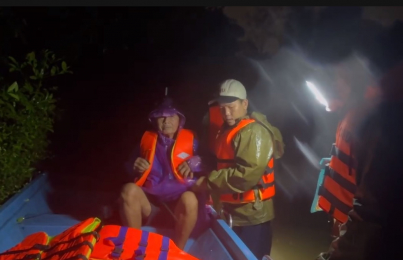 Die Bezirkspolizei in Hue arbeitete die ganze Nacht daran, Menschen aus überfluteten Gebieten zu evakuieren -0