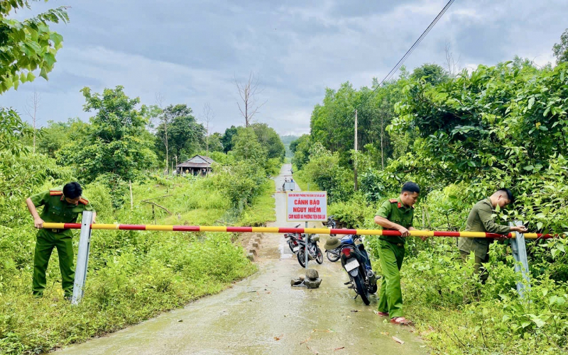 Công an Quảng Trị chủ động ứng phó mưa lớn, giúp dân đảm bảo an toàn -0