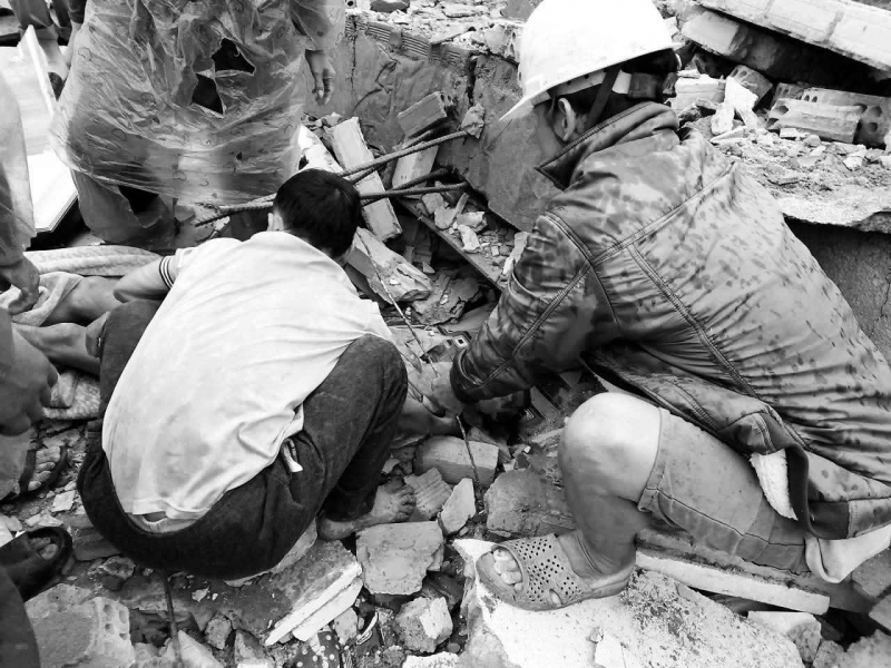 Công an điều tra vụ sập tường rào hàng xóm khiến 2 cha con tử vong -0