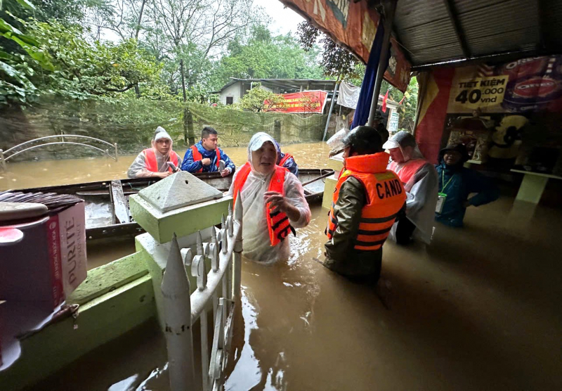 Công an xứ Huế ngâm mình trong lũ hỗ trợ di dời người dân  -0