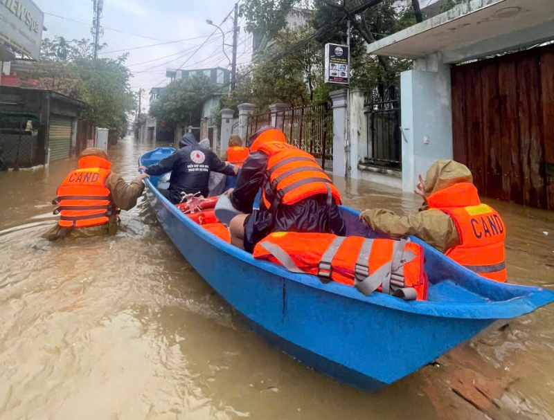 Công an xứ Huế ngâm mình trong lũ hỗ trợ di dời người dân  -1