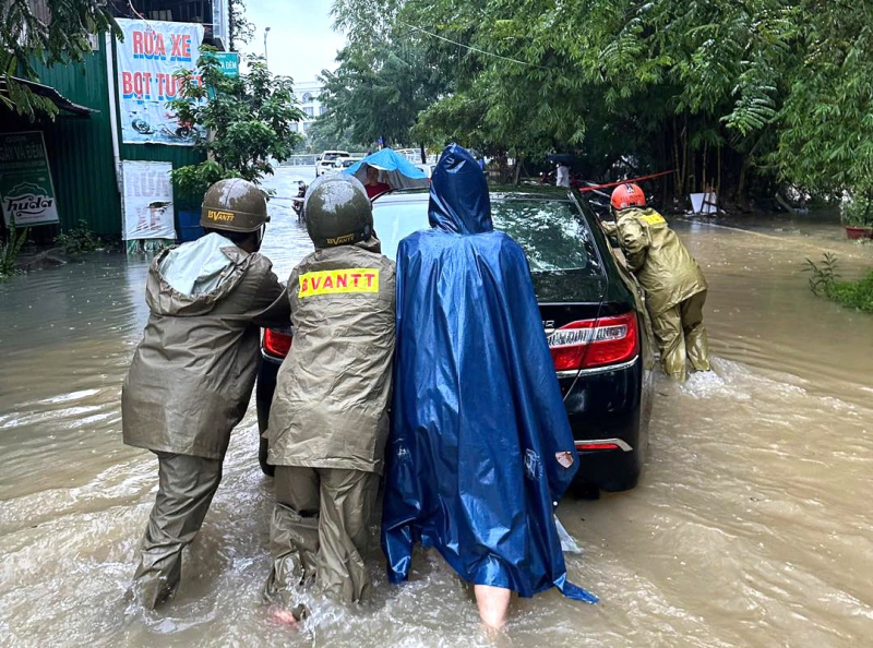 Công an xứ Huế ngâm mình trong lũ hỗ trợ di dời người dân  -1