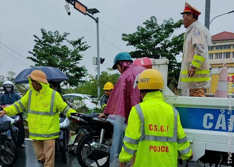 Công an xứ Huế ngâm mình trong lũ hỗ trợ di dời người dân  -0