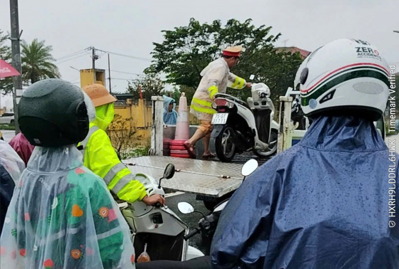 Công an xứ Huế ngâm mình trong lũ hỗ trợ di dời người dân  -1