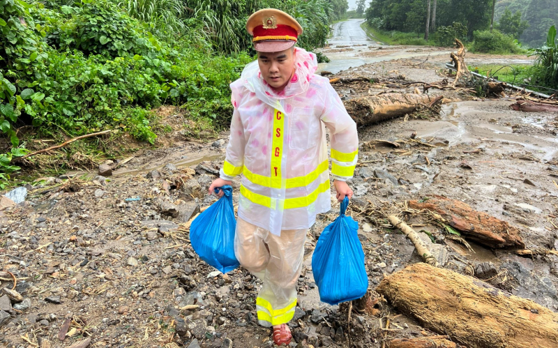 CSGT băng bộ 20km đường rừng tiếp tế cho người dân mắc kẹt trên đèo Lò Xo -0