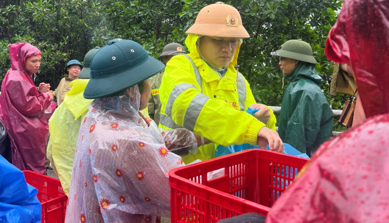 CSGT băng bộ 20km đường rừng tiếp tế cho người dân mắc kẹt trên đèo Lò Xo -0