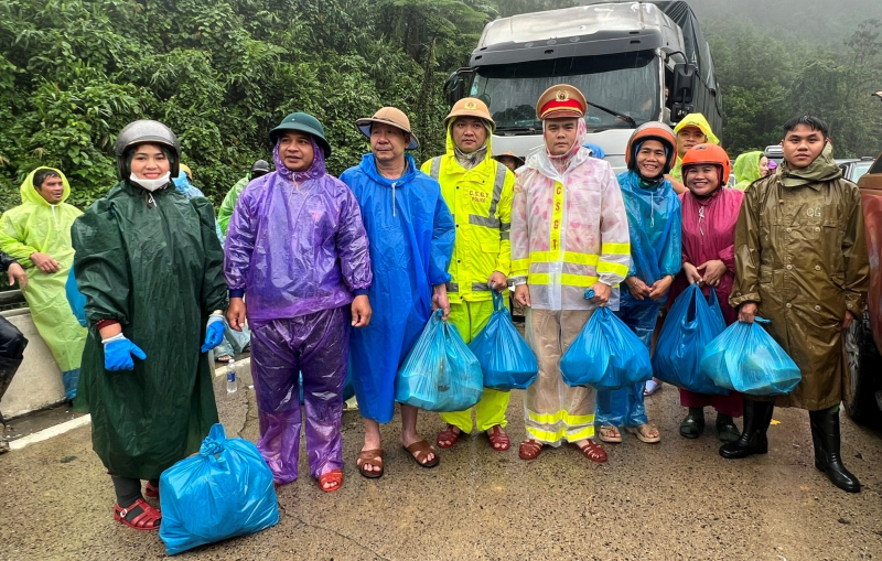 CSGT băng bộ 20km đường rừng tiếp tế cho người dân mắc kẹt trên đèo Lò Xo -0