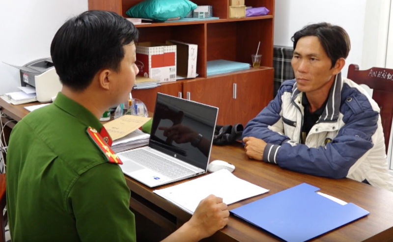 Bị phản đòn khi mang dao đến nhà 