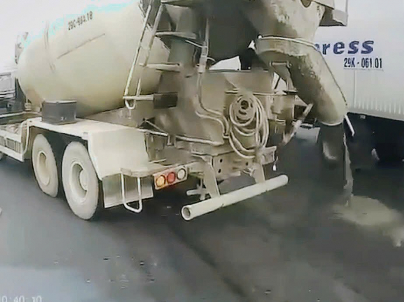 Người dân bức xúc xe bồn ngang nhiên vừa đi vừa xả bê tông ra đường -0