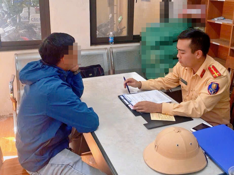 Người dân bức xúc xe bồn ngang nhiên vừa đi vừa xả bê tông ra đường -0