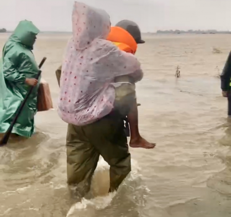 Công an xã “rốn” lũ của TP Huế kịp thời đưa người ốm đau đến cơ sở y tế -0