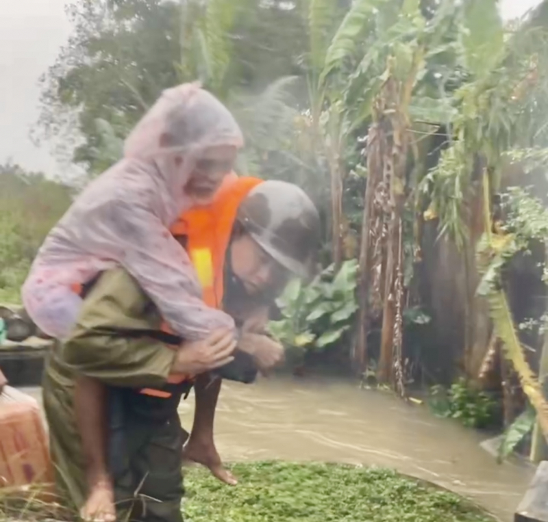 Công an xã “rốn” lũ của TP Huế kịp thời đưa người ốm đau đến cơ sở y tế -1
