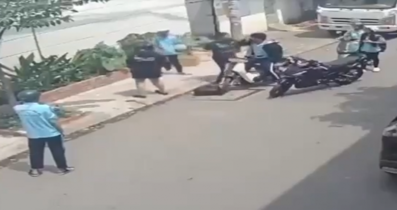 Nam thanh niên chở bạn gái chặn đánh hai học sinh vì cho rằng bị “nẹt pô”? -0