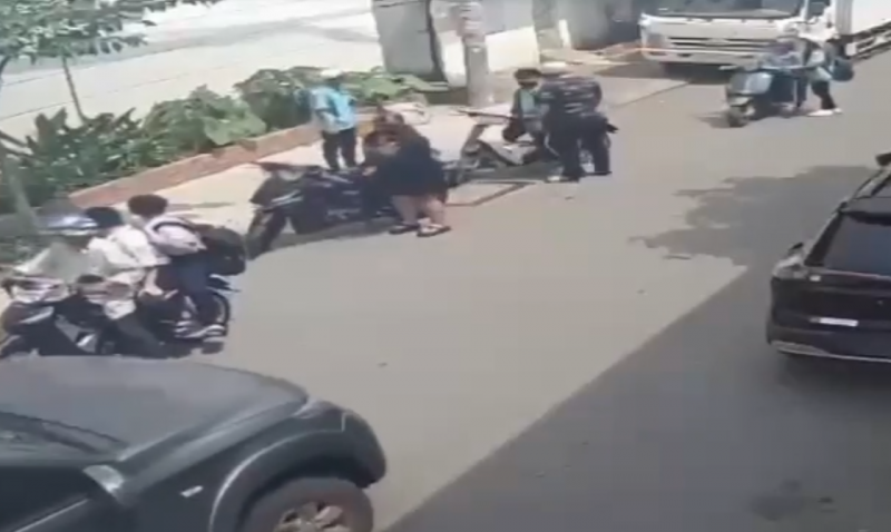 Nam thanh niên chở bạn gái chặn đánh hai học sinh vì cho rằng bị “nẹt pô”? -1