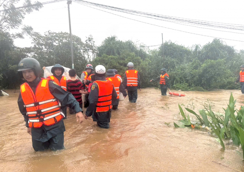 Công an xứ Huế ngâm mình trong lũ hỗ trợ di dời người dân  -0