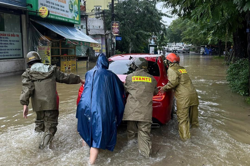Công an xứ Huế ngâm mình trong lũ hỗ trợ di dời người dân  -0