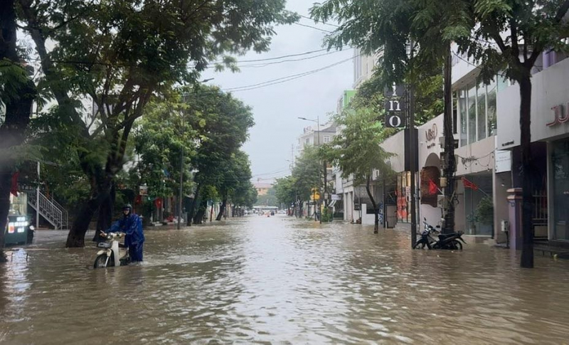 Công an xứ Huế ngâm mình trong lũ hỗ trợ di dời người dân  -1