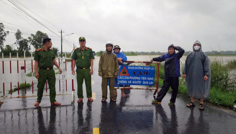 Lực lượng Công an bám cơ sở, giúp dân trong mưa lũ đặc biệt lớn -0