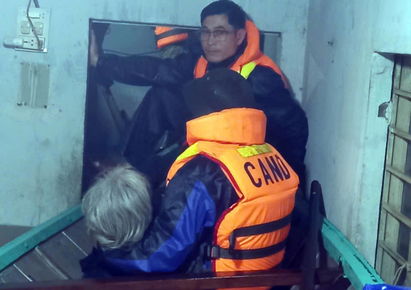 Lực lượng Công an bám cơ sở, giúp dân trong mưa lũ đặc biệt lớn -0