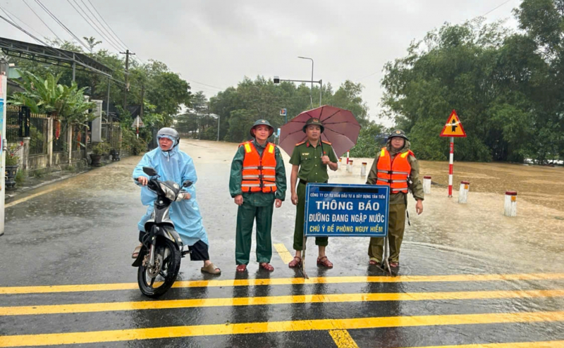 Lực lượng Công an bám cơ sở, giúp dân trong mưa lũ đặc biệt lớn -0