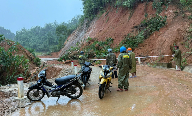 Lực lượng Công an bám cơ sở, giúp dân trong mưa lũ đặc biệt lớn -0