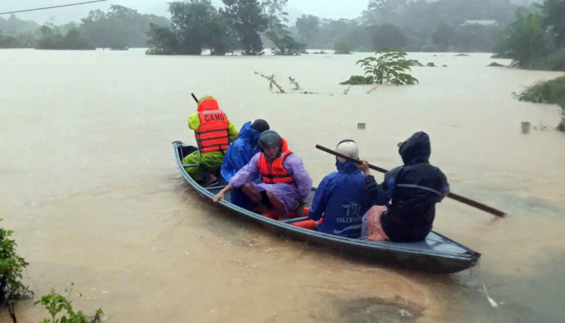Lực lượng Công an bám cơ sở, giúp dân trong mưa lũ đặc biệt lớn -0