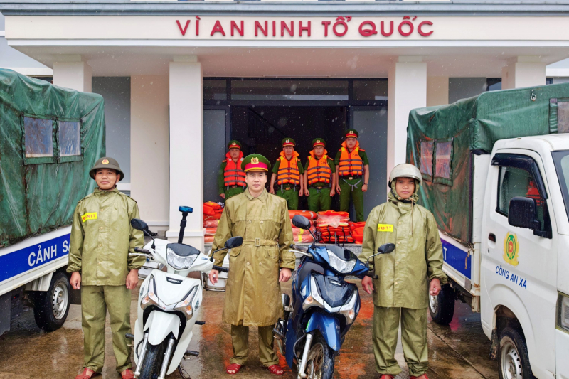 Lực lượng Công an bám cơ sở, giúp dân trong mưa lũ đặc biệt lớn -0