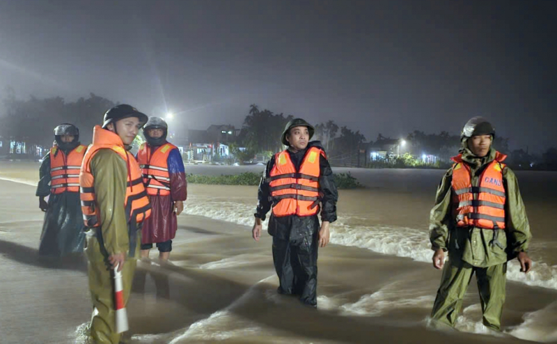 Nước lên nhanh, lực lượng Công an dầm mình trong mưa lũ giúp người dân ứng phó -0