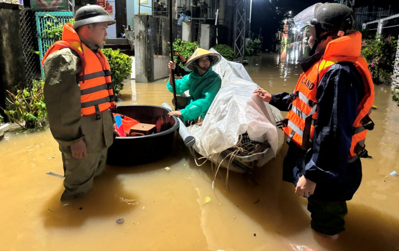Nước lên nhanh, lực lượng Công an dầm mình trong mưa lũ giúp người dân ứng phó -0