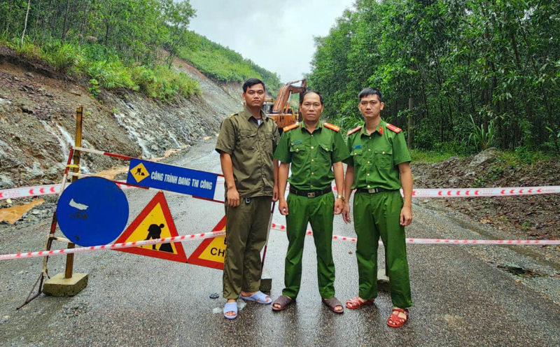 Nước lên nhanh, lực lượng Công an dầm mình trong mưa lũ giúp người dân ứng phó -0