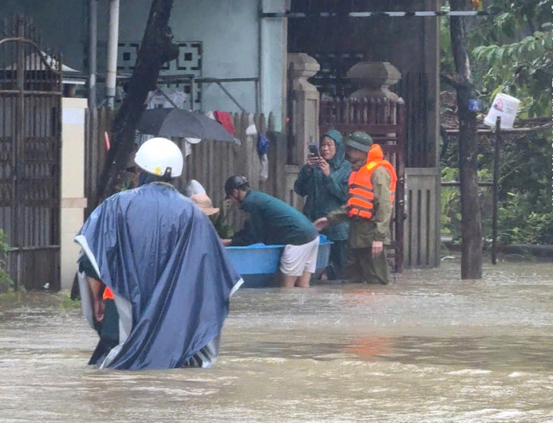 Công an xứ Huế ngâm mình trong lũ hỗ trợ di dời người dân  -0