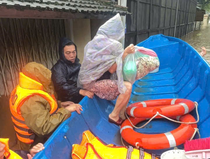 Công an xứ Huế ngâm mình trong lũ hỗ trợ di dời người dân  -1