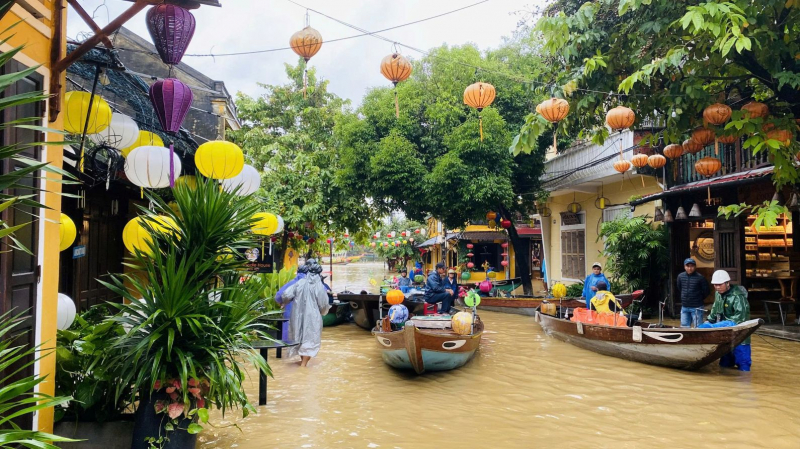 น้ำท่วมเมืองโบราณฮอยอันเพิ่มสูงข้ามคืน น้ำท่วมถนนหลายสาย -0