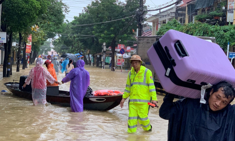 น้ำท่วมเมืองโบราณฮอยอันเพิ่มสูงเมื่อคืน ท่วมถนนหลายสาย -1