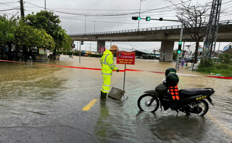 น้ำท่วมเมืองโบราณฮอยอันเพิ่มสูงข้ามคืน น้ำท่วมถนนหลายสาย -2