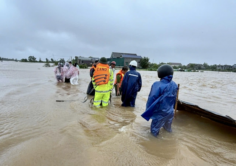 Công an Quảng Trị khẩn trương giúp dân ứng phó mưa lũ, tìm kiếm người mất tích -0