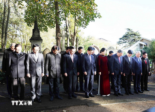 Tổng Bí thư Tô Lâm và phu nhân viếng mộ Karl Marx tại nghĩa trang Highgate ở Anh -0