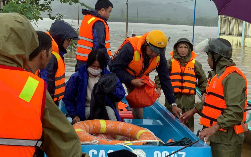 Đà Nẵng: Khẩn cấp đưa hàng trăm hộ dân ra khỏi vùng lũ -1