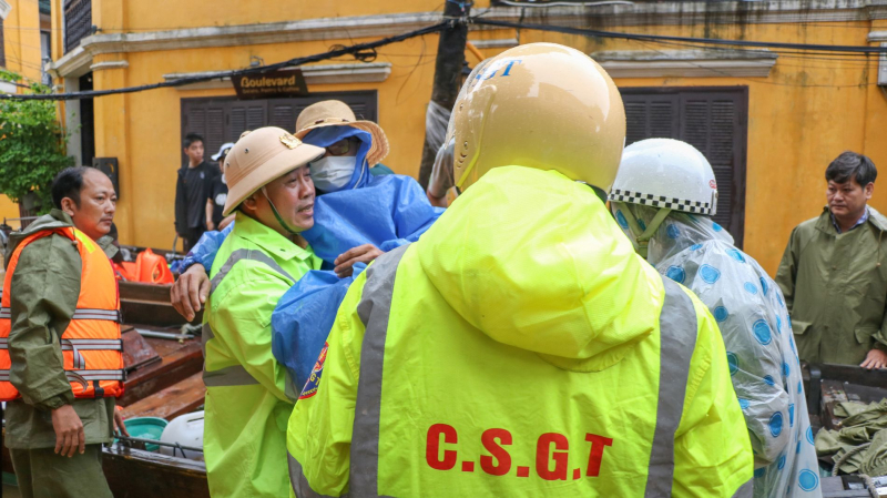 Công an Đà Nẵng tiếp tục khẩn cấp giúp di dời, hỗ trợ hàng trăm hộ dân khỏi vùng ngập sâu -0