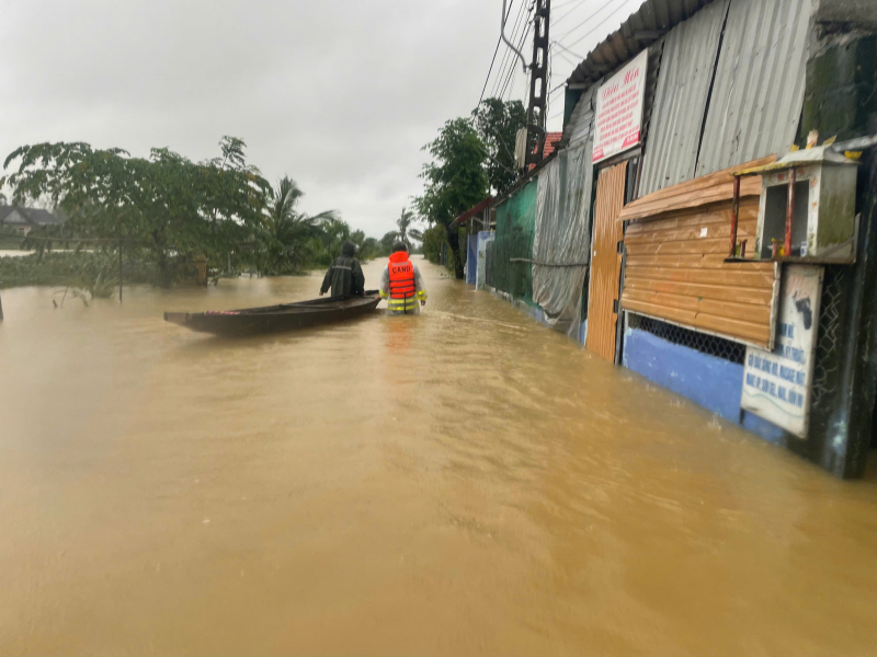 Chủ động bảo đảm nguồn lương thực, nước uống, thuốc men và phương tiện di chuyển cho người dân vùng ngập sâu -0