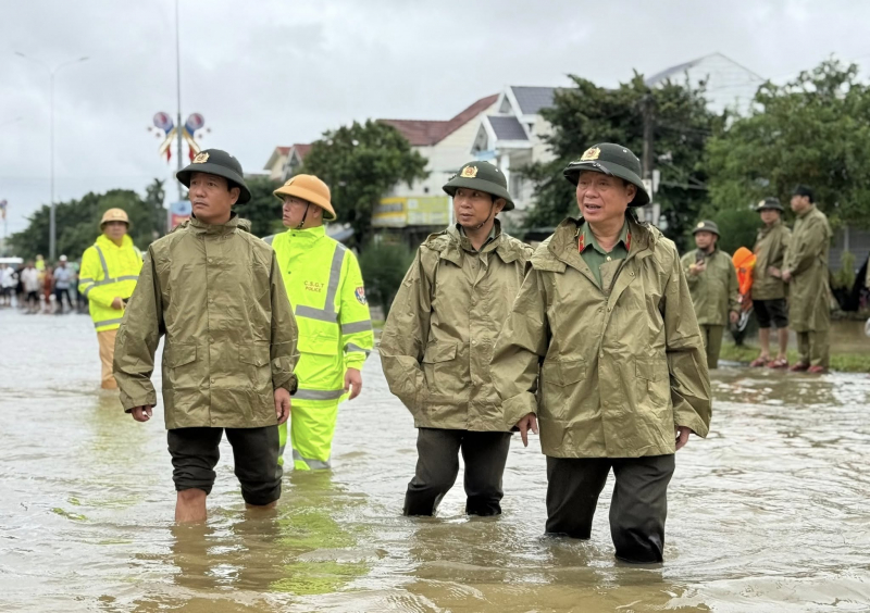 Công an Đà Nẵng tiếp tục khẩn cấp giúp di dời, hỗ trợ hàng trăm hộ dân khỏi vùng ngập sâu -1