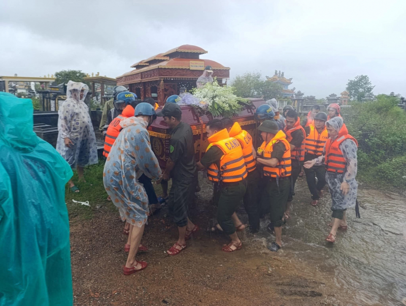 Đà Nẵng: Dầm mình giữa nước lũ, chiến sĩ Công an giúp dân hoàn thành đám tang trong vùng cô lập -0