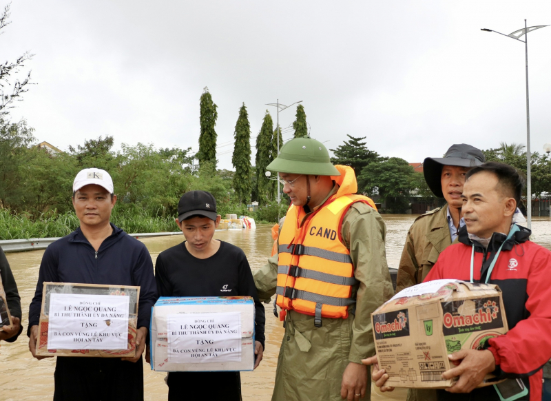 Công an Đà Nẵng tiếp tục khẩn cấp giúp di dời, hỗ trợ hàng trăm hộ dân khỏi vùng ngập sâu -0