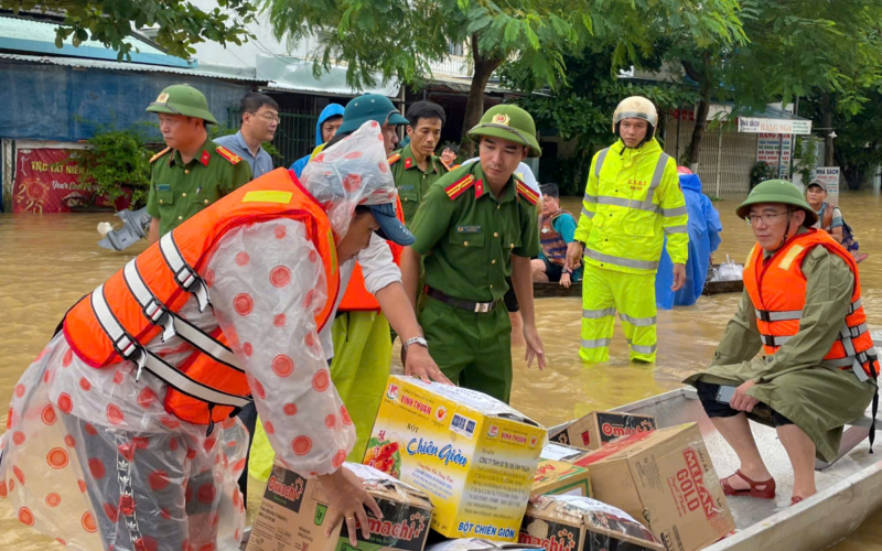 Cảnh sát cơ động tặng nước uống, thực phẩm cho người dân vùng lũ -0