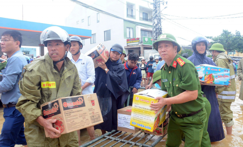 Cảnh sát cơ động tặng nước uống, thực phẩm cho người dân vùng lũ -0